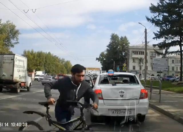 В Челябинске велосипедист пробил головой стекло машины и скрылся