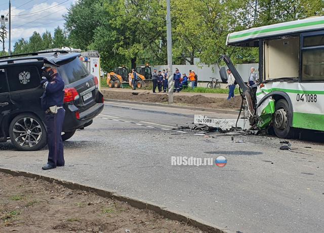 В Москве пьяный лихач на «Крузаке» протаранил автобус