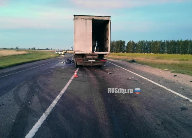 5 человек погибли под встречным грузовиком в Алтайском крае