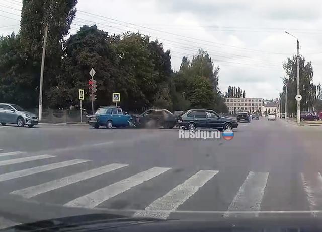 78-летний водитель устроил ДТП в Ельце. ВИДЕО