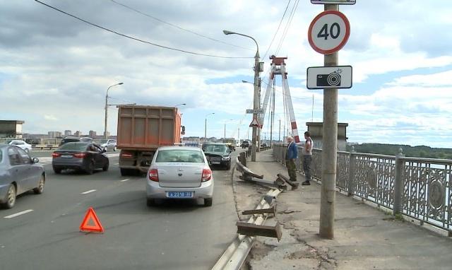 Момент ДТП на Октябрьском мосту в Череповце