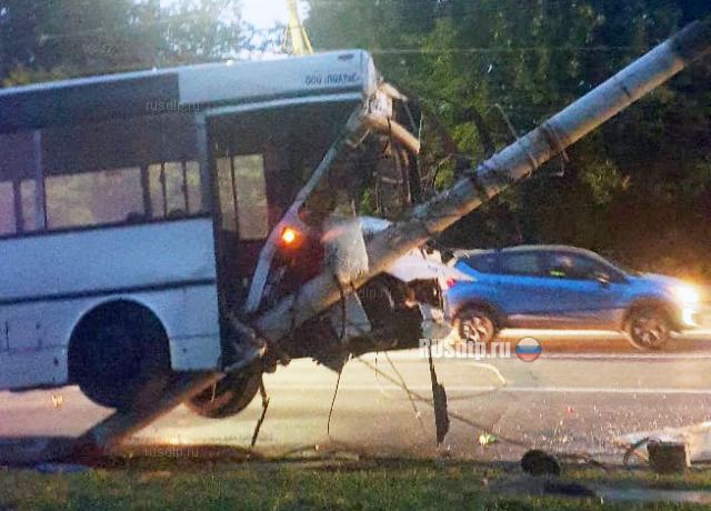 Во Владимире автобус врезался в столб. ВИДЕО