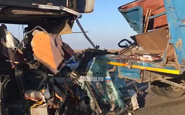 В Калмыкии в ДТП с автобусом и грузовиком погибли три человека
