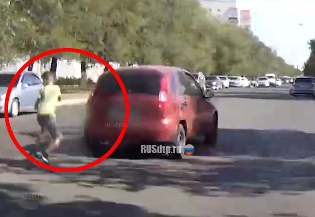 В Оренбурге девушка сбила ребенка на самокате. ВИДЕО В Оренбурге девушка сбила ребенка на самокате. ВИДЕО