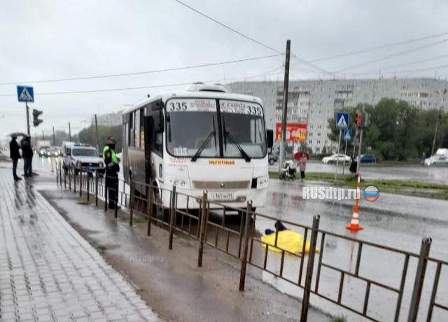 Женщина погибла под колесами автобуса в Омске. ВИДЕО