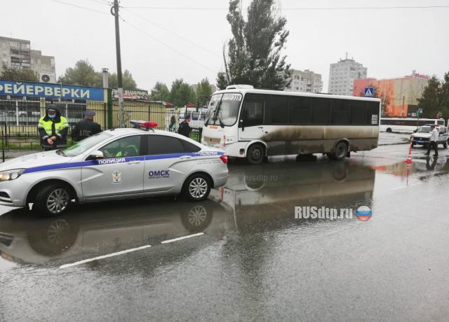 Женщина погибла под колесами автобуса в Омске. ВИДЕО