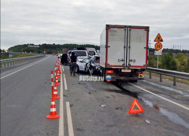 Под Тобольском уснувший водитель грузовика смял Renault Sandero