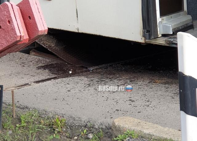 Автобус сложило в «гармошку» в результате ДТП в Петербурге. ВИДЕО