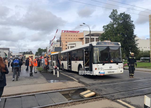 Автобус сложило в «гармошку» в результате ДТП в Петербурге. ВИДЕО
