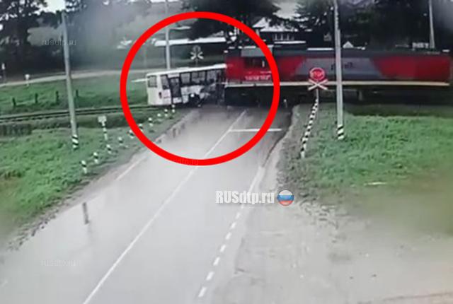 Автобус столкнулся с тепловозом в Тверской области. ВИДЕО