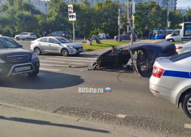 «Мерседес» разорвало на части в результате ДТП в Москве