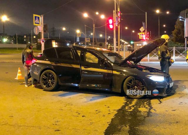 BMW и Ferrari столкнулись на Комендантском проспекте в Санкт-Петербурге