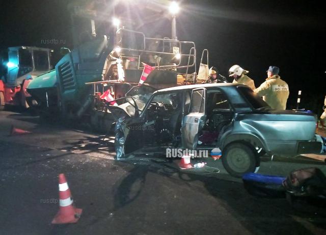 Трое погибли при столкновении «Жигулей» с асфальтоукладчиком в Башкирии
