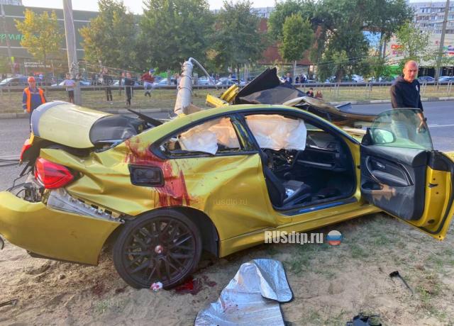 Три молодых человека разбились на золотом BMW в Краснодаре. ВИДЕО