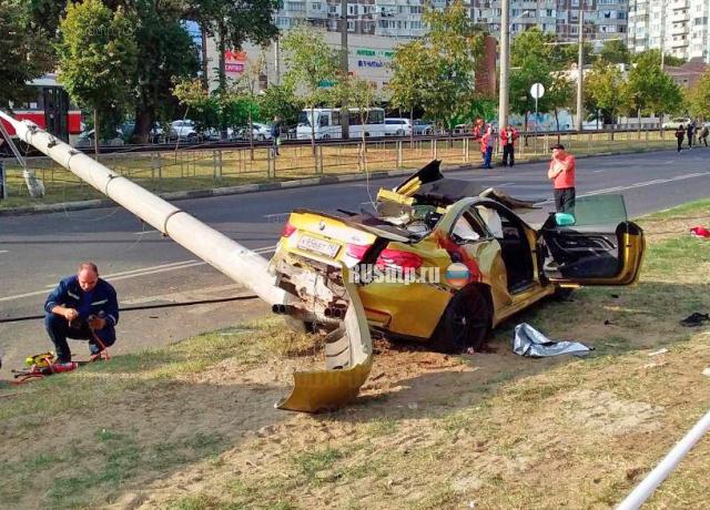 Три молодых человека разбились на золотом BMW в Краснодаре. ВИДЕО