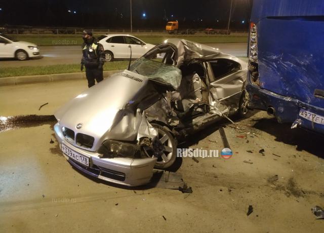 BMW столкнулся с припаркованным автобусом в Петербурге