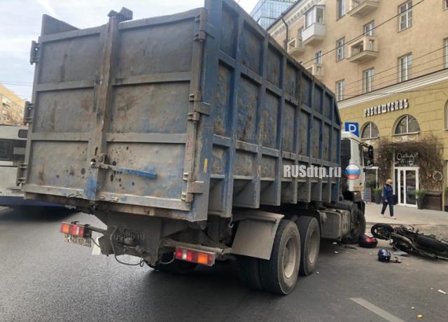В Воронеже грузовик едва не переехал мотоциклиста. ВИДЕО