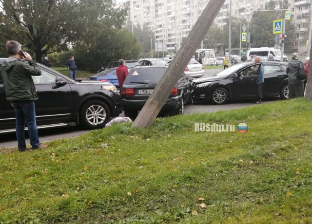 В Петербурге Ford Focus насмерть сбил женщину. ВИДЕО