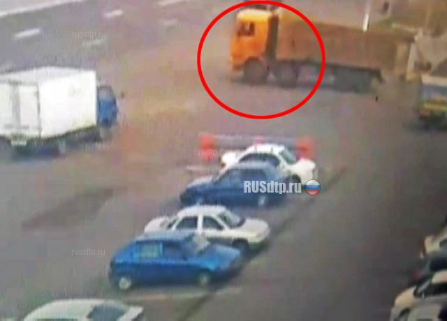 В Магнитогорске водитель самосвала насмерть сбил мужчину и скрылся. ВИДЕО