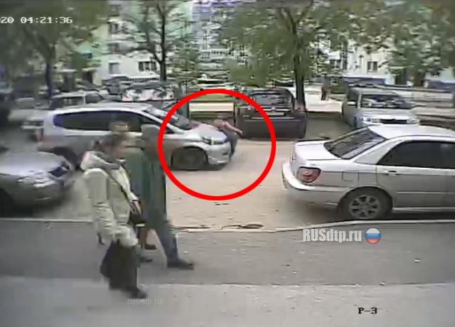 Девушка сбила ребенка во дворе дома в Новосибирске. ВИДЕО