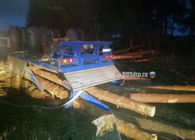 Двое мужчин погибли в опрокинувшемся лесовозе под Ростовом