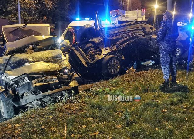 Водитель «Лады» погиб в столкновении автомобилей в Москве