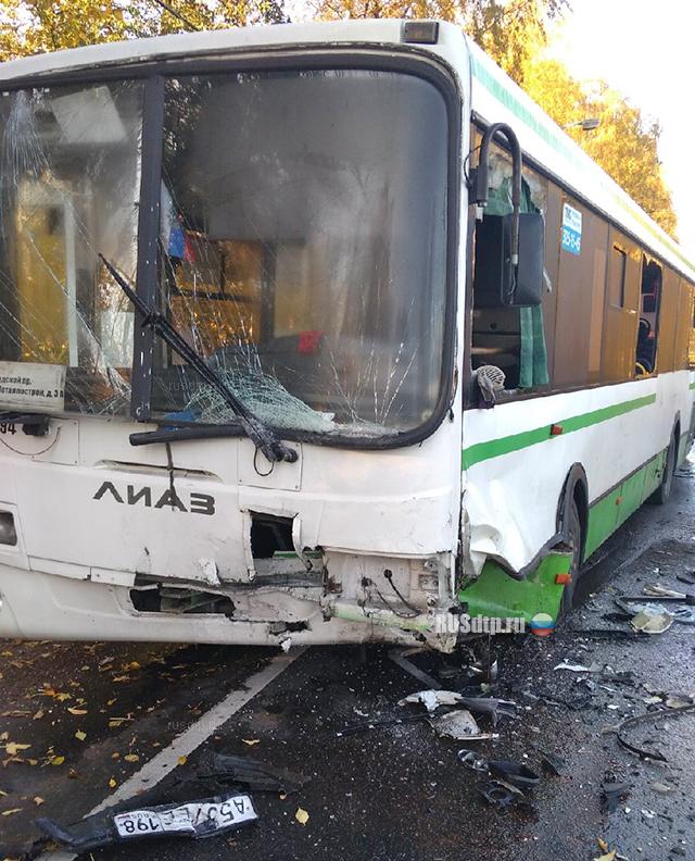 Пассажирка кроссовера погибла в ДТП с автобусом в Пушкине