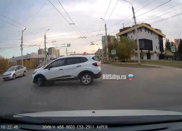 Момент ДТП с «бухим» таксистом в Ижевске. ВИДЕО