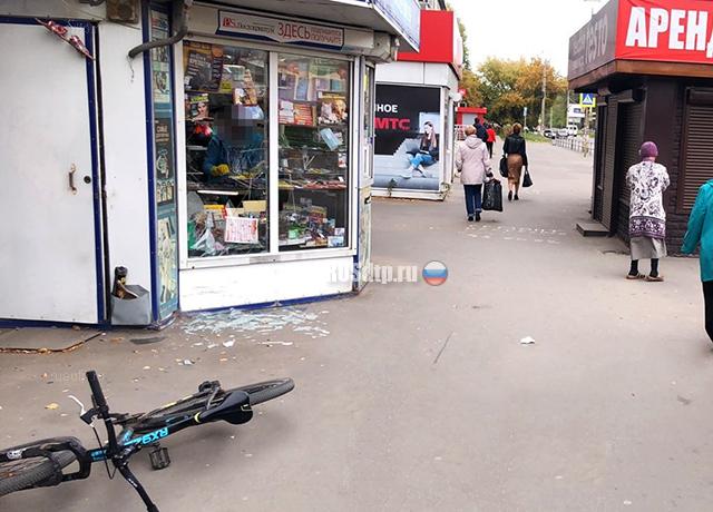 17-летний велосипедист врезался в киоск «Роспечати»