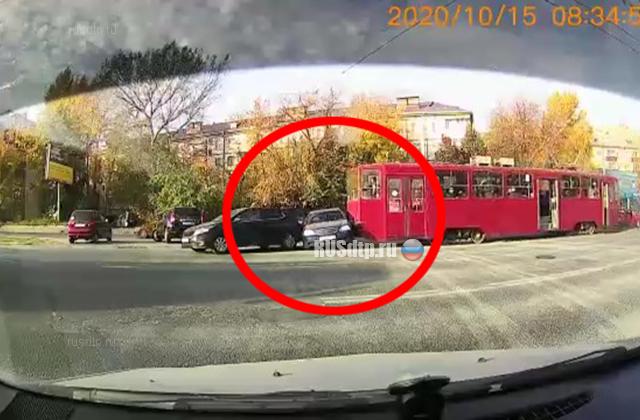 В Казани трамвай с отказавшими тормозами протаранил четыре машины. ВИДЕО