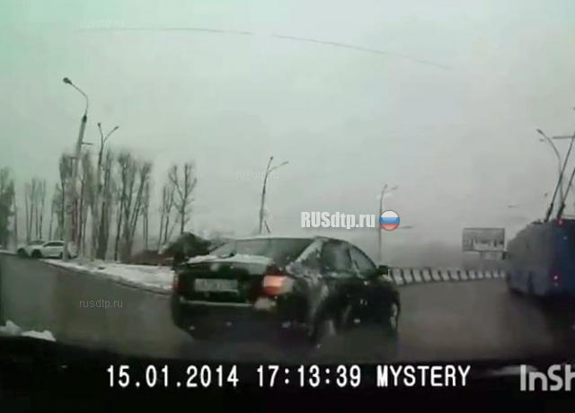 Владелица Шкоды не знает закон правой руки (с) Владелица Шкоды не знает закон правой руки (с)