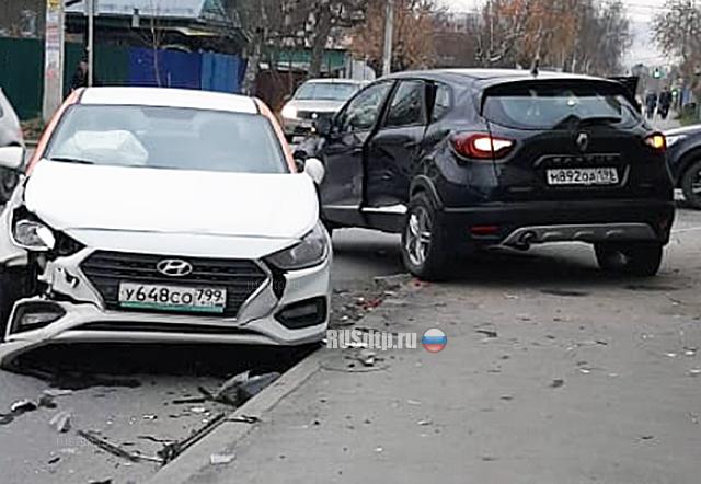 «Рено» вылетел с дороги и сбил женщину в Екатеринбурге