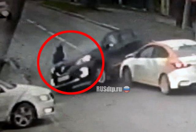 «Рено» вылетел с дороги и сбил женщину в Екатеринбурге
