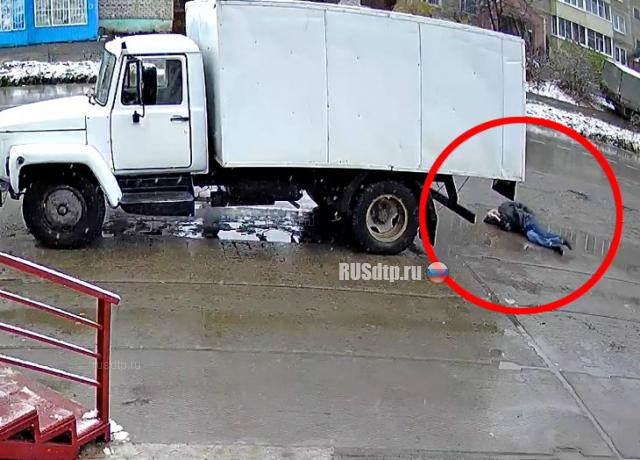 61-летний мужчина погиб под колесами грузовика в Кунгуре. ВИДЕО 61-летний мужчина погиб под колесами грузовика в Кунгуре. ВИДЕО