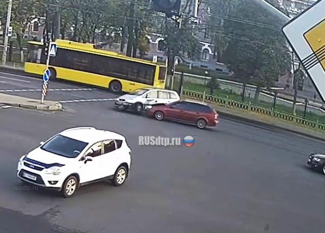 Женщина на «Опеле» пыталась повернуть Женщина на «Опеле» пыталась повернуть