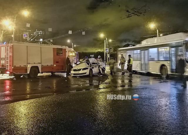 Водитель «Шкоды» погиб в ДТП в Петербурге. ВИДЕО