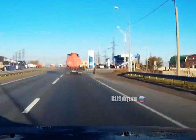 Бензовоз потерял колесо Бензовоз потерял колесо