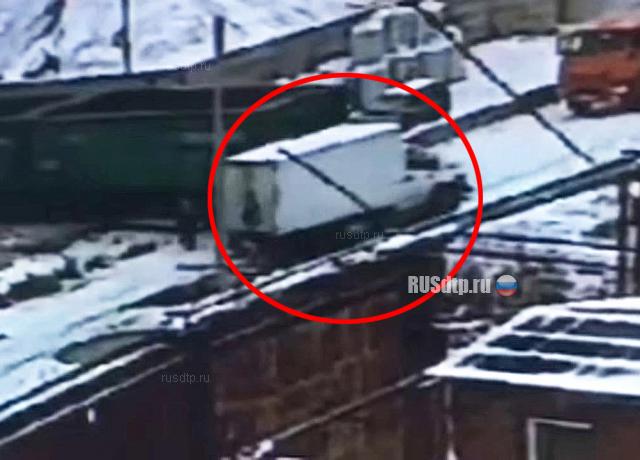 Водитель и пассажир «Газели» погибли в ДТП с поездом в Омске. ВИДЕО Водитель и пассажир «Газели» погибли в ДТП с поездом в Омске. ВИДЕО