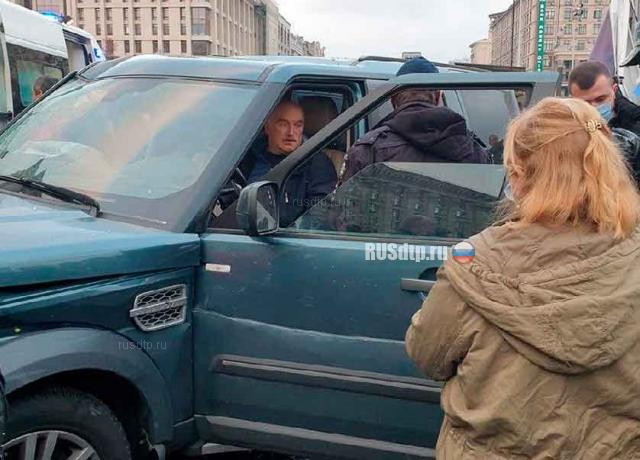 Внедорожник давил пешеходов на Майдане. ВИДЕО