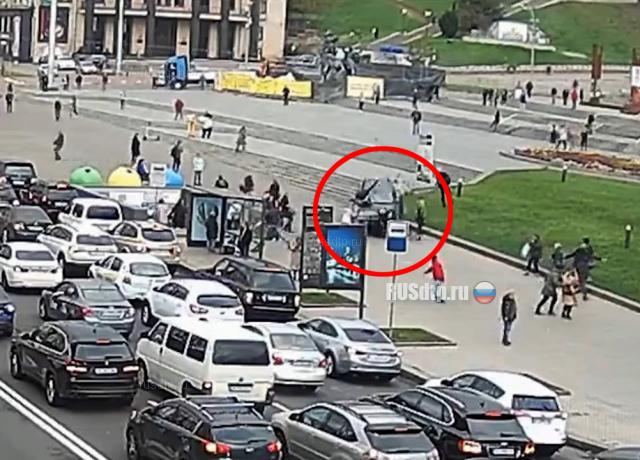 Внедорожник давил пешеходов на Майдане. ВИДЕО