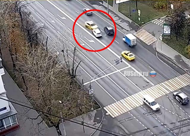 Женщина и двое детей пострадали в ДТП с такси на Люблинской улице