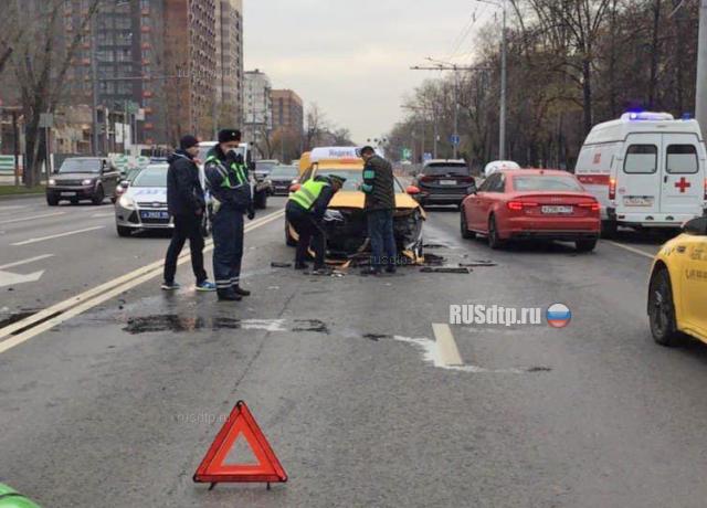 Женщина и двое детей пострадали в ДТП с такси на Люблинской улице
