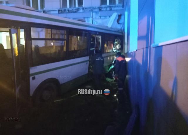 В Новгороде автобус врезался в здание университета. Двое погибли