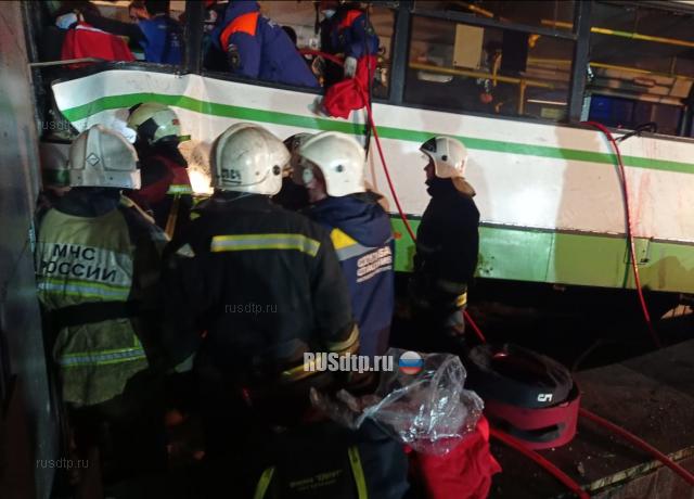 В Новгороде автобус врезался в здание университета. Двое погибли