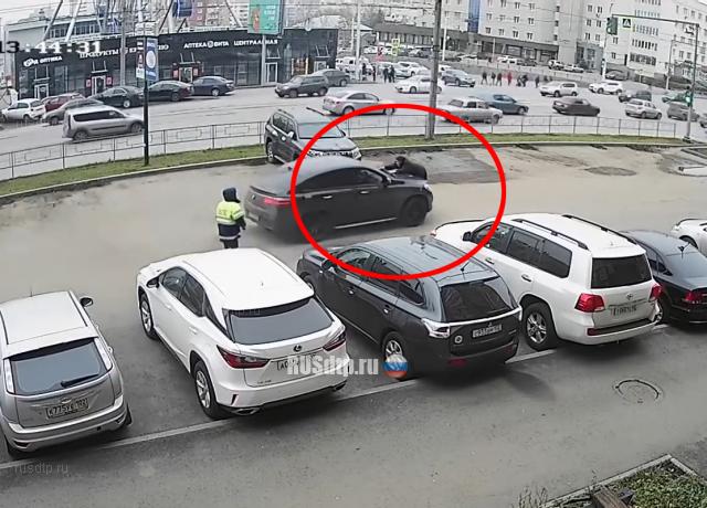 В Уфе 25-летний водитель сбил сотрудника ГИБДД и скрылся. ВИДЕО В Уфе 25-летний водитель сбил сотрудника ГИБДД и скрылся. ВИДЕО