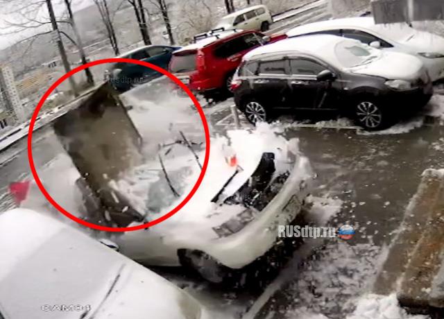 Бетонная плита упала на автомобиль во Владивостоке. ВИДЕО