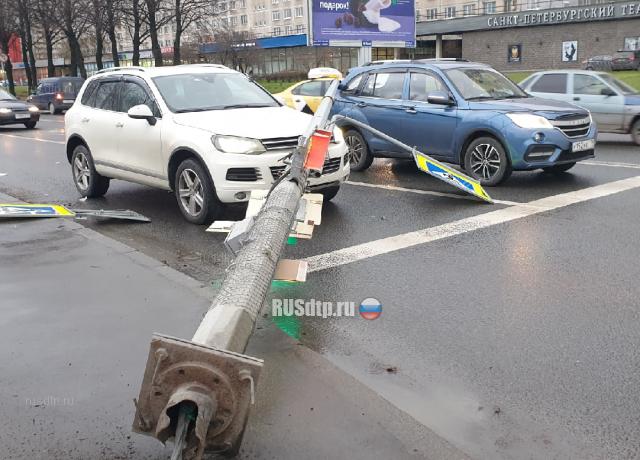 В Петербурге светофор упал на автомобили. ВИДЕО