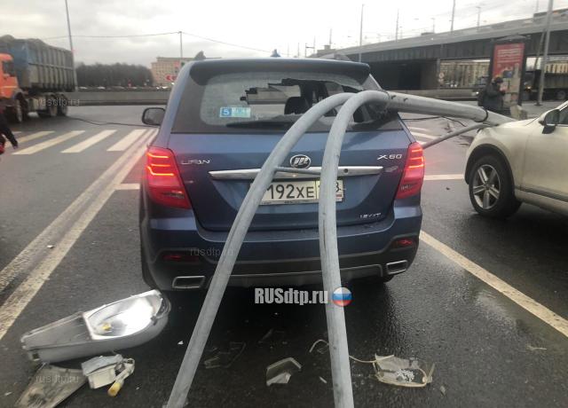 В Петербурге светофор упал на автомобили. ВИДЕО