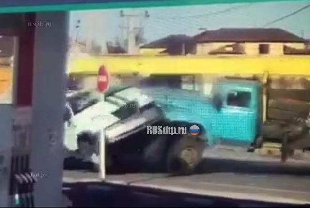 Момент ДТП с автозаком и автокраном в Астрахани. ВИДЕО Момент ДТП с автозаком и автокраном в Астрахани. ВИДЕО