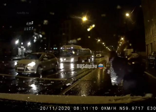 Женщина бросилась под колеса и сбежала Женщина бросилась под колеса и сбежала